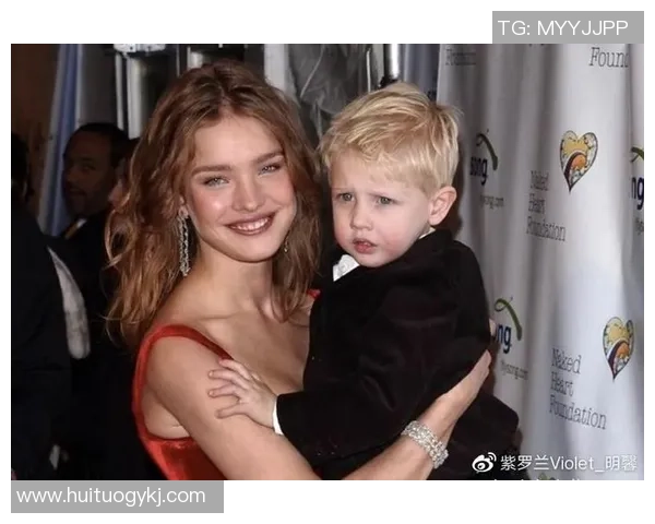 吴奇隆与足球明星亲密合影展现运动与娱乐的完美结合