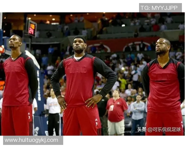 韦德与足球明星同框合影展现跨界友谊与运动精神的精彩瞬间 韦德与足球明星同框合影展现跨界友谊与运动精神的精彩瞬间